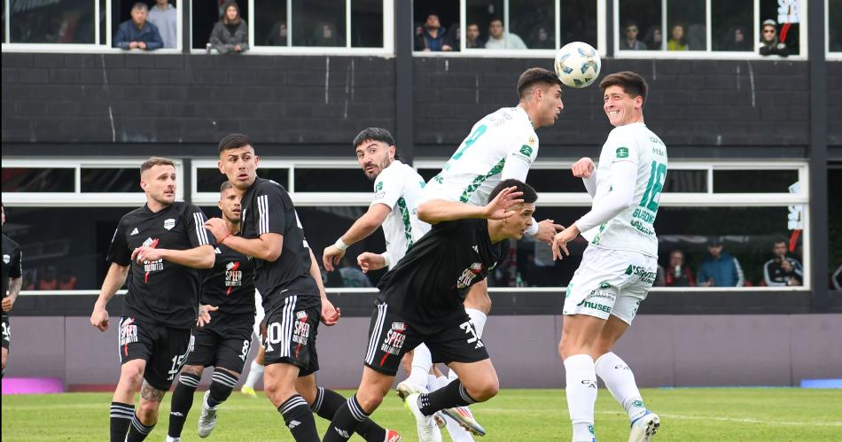 Insoacutelito- Riestra jugoacute con 12 futbolistas ante Sarmiento