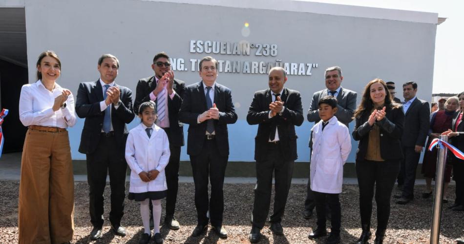 Zamora inauguroacute dos edificios educativos en Suri Pozo y entregoacute viviendas sociales a 43 familias