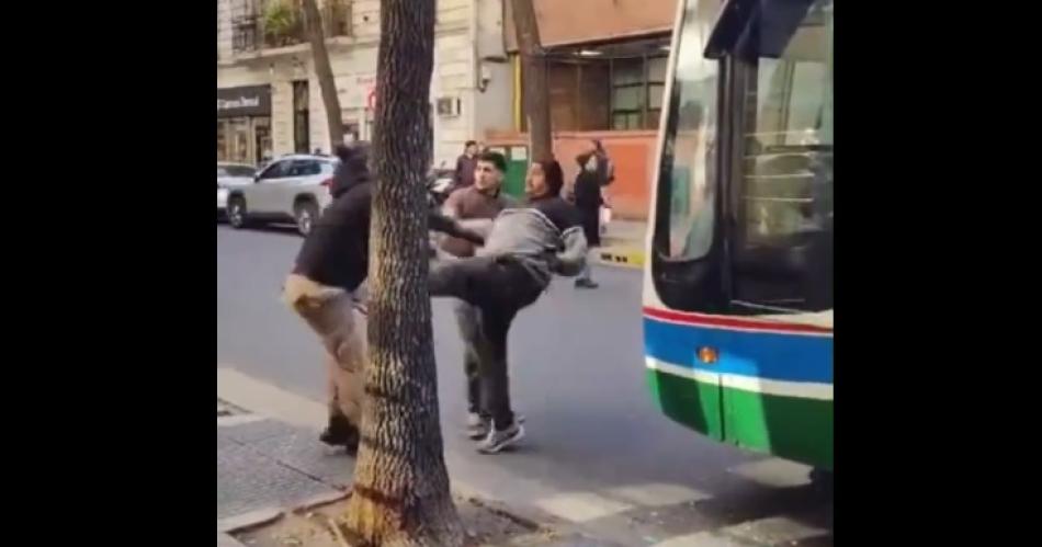 VIDEO A lo Relatos Salvajes- colectivo chocoacute a una camioneta y se armoacute una batahola