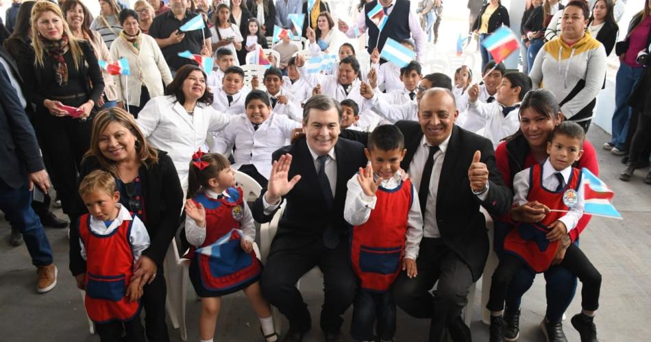 Zamora inauguroacute dos edificios educativos en Suri Pozo y entregoacute viviendas sociales a 43 familias