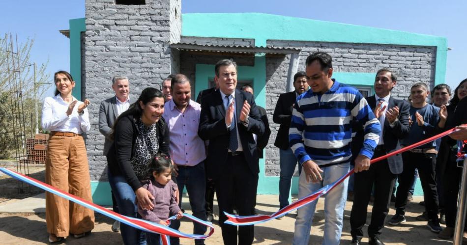 Zamora inauguroacute dos edificios educativos en Suri Pozo y entregoacute viviendas sociales a 43 familias