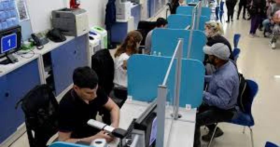 El Gobierno de Javier Milei tendriacutea intenciones de congelar los salarios de empleados estatales