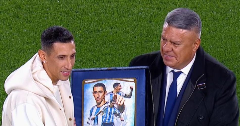 VIDEO Reviviacute la emotiva despedida de Aacutengel Di Mariacutea en el Monumental