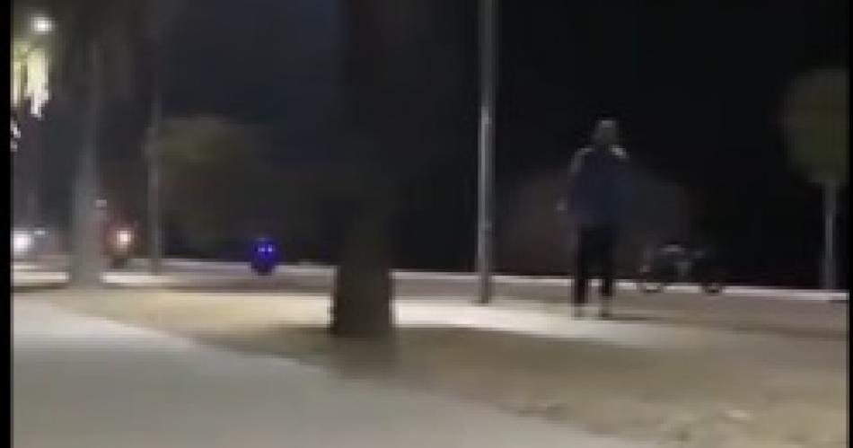 Un adolescente de 17 antildeos fallecioacute tras caer de su motocicleta mientras corriacutea picadas