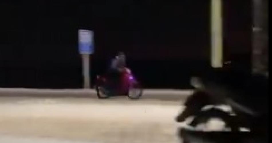 Un adolescente de 17 antildeos fallecioacute tras caer de su motocicleta mientras corriacutea picadas