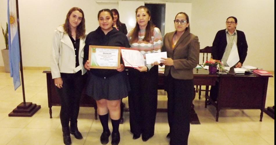 Otorgan la distincioacuten de Joven destacado del antildeo a una alumna del colegio Madre Tierra