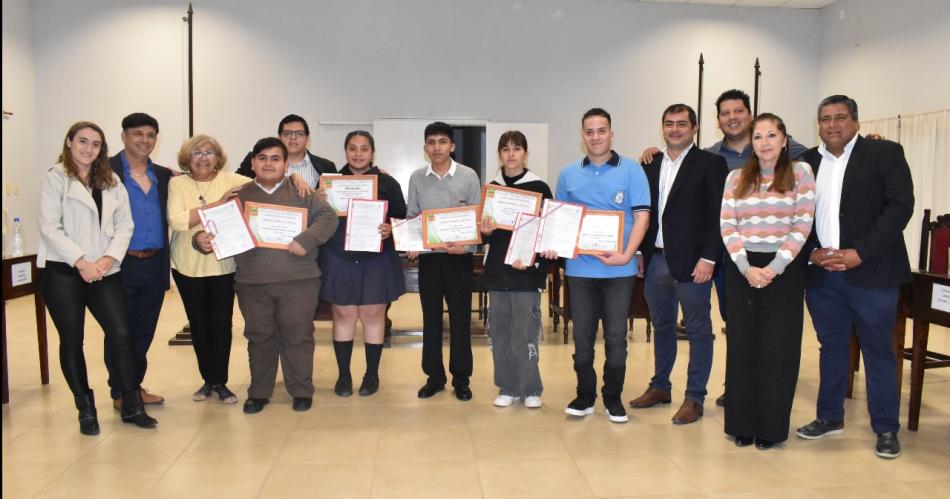 Otorgan la distincioacuten de Joven destacado del antildeo a una alumna del colegio Madre Tierra
