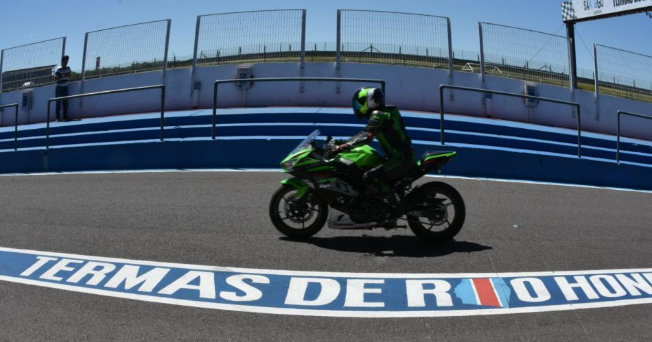 Con maacutes de cien pilotos arrancoacute la prueba libre de motos en el Autoacutedromo de Las Termas