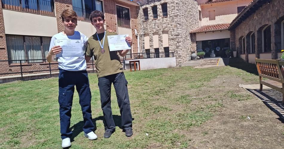 ORGULLO Los jóvenes estudiantes muestran los lauros obtenidos