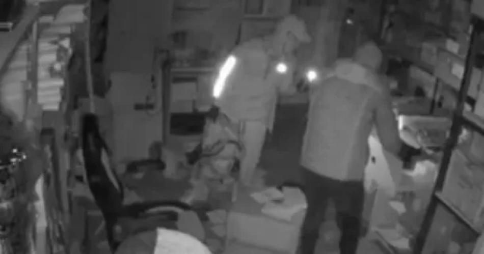 VIDEO Delincuentes hicieron un boquete en una joyeriacutea y se llevaron 20 millones en minutos