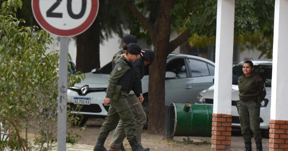 COMPLEJIDAD- Nueve pasajeros fueron descendidos del transporte rumbo al Hospital de Tintina- Al cierre algunos evacuaban c�psulas con cocaína Trascendió que médicos y gendarmes contabilizaron al cierre 80 unidades