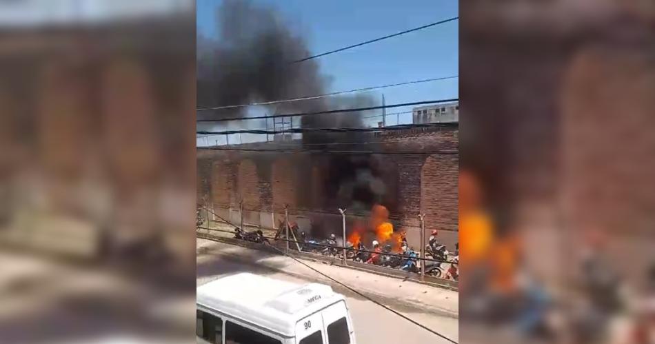 VIDEO Un incendio que se desatoacute en el penal de varones destruyoacute varias motocicletas