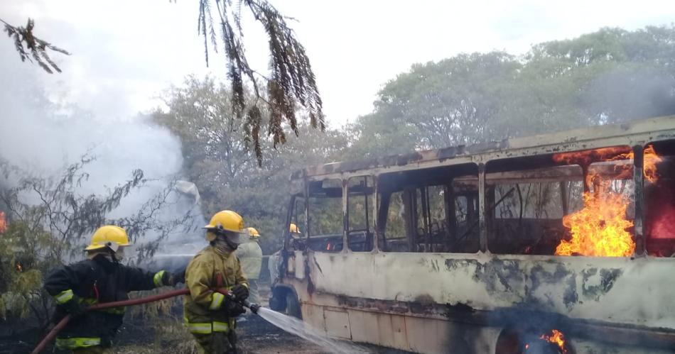 FOTOS El incendio de cuatro colectivos causoacute terror en el Bordm Saacuteenz Pentildea