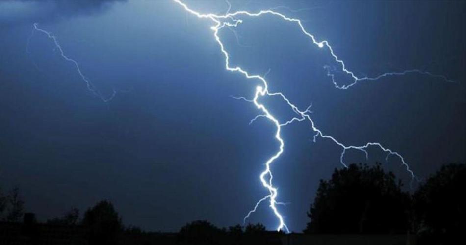 Un rayo generoacute un incendio en una empresa