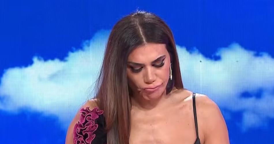 Flor de la V afuera de Intrusos junto a su equipo- ya se conoce su reemplazo