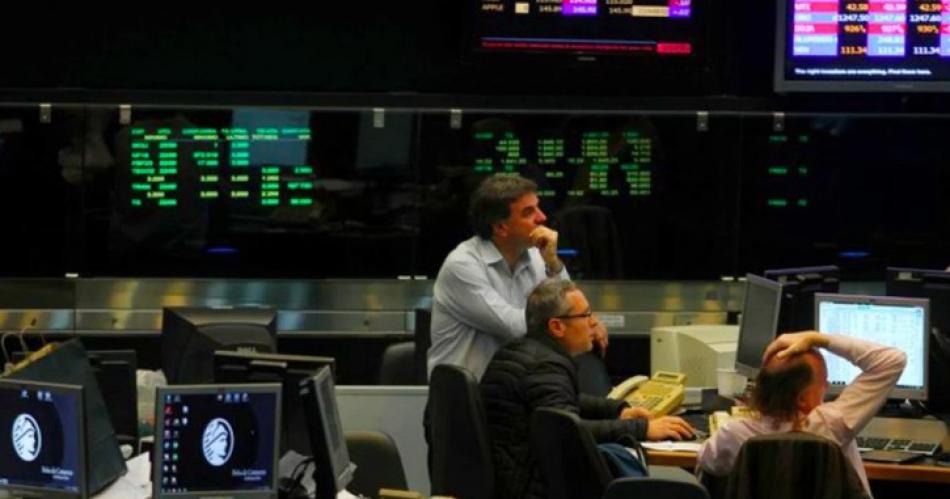 El blue bajoacute a 1050 y la brecha con los otros doacutelares es menor al 5-en-porciento-