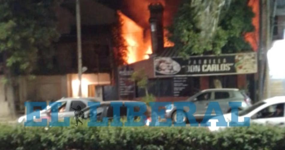 La cocina de una conocida parrillada se prendioacute fuego y hay enormes dantildeos materiales