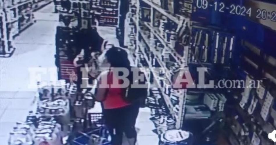 VIDEO Capturan a dos mecheras que robaron de todo en supermercado de La Banda 