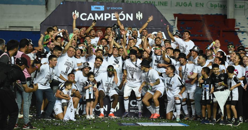 El plantel de Central Coacuterdoba llega a Santiago y seraacute recibido por una multitud