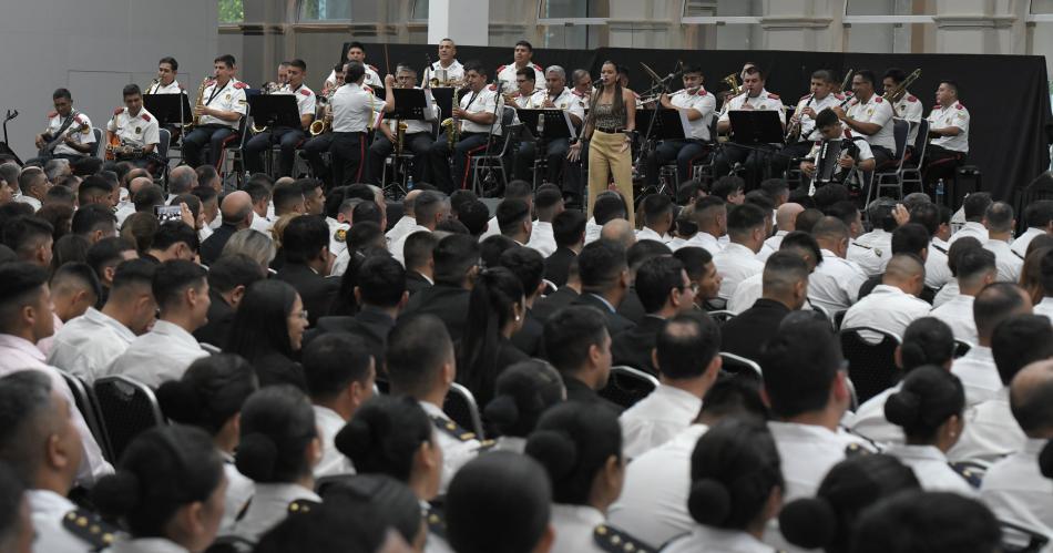 Autoridades de Jefatura entregaron distinciones y reconocimientos a un centenar de policiacuteas