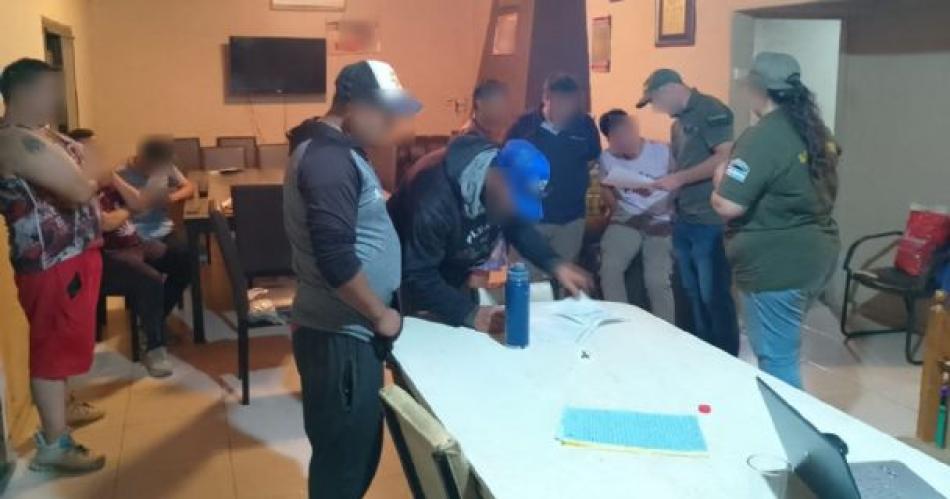 Rescatan a santiaguentildeos que eran viacutectimas de trata laboral en Mendoza