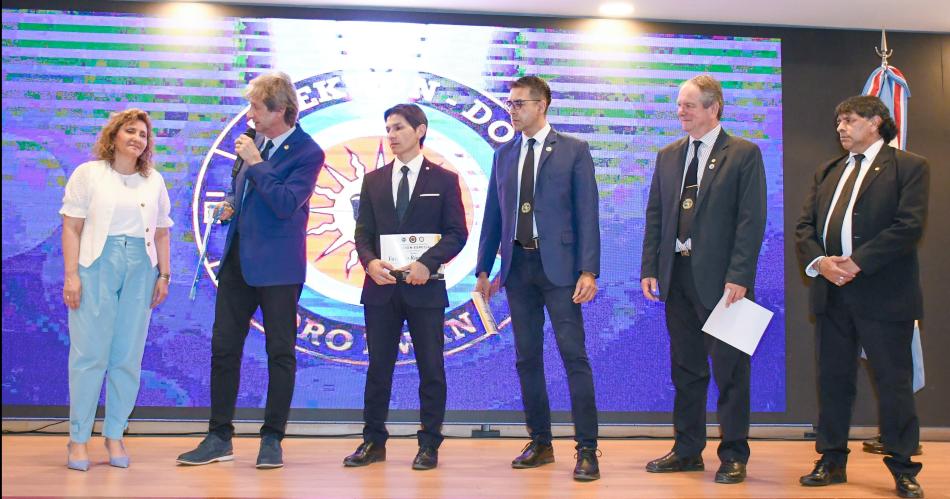 La intendente Fuentes participoacute de la premiacioacuten a representantes del Taekwondo