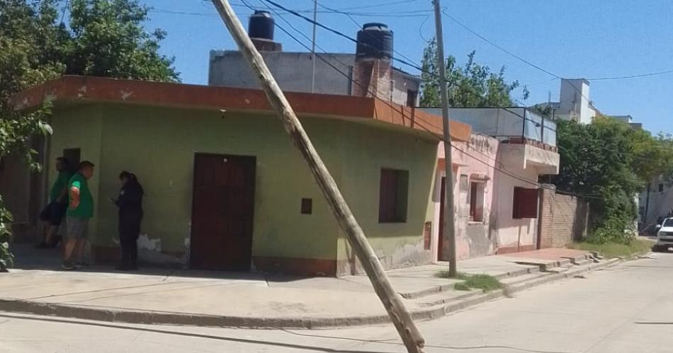 Un camioacuten cortoacute cables y derriboacute un poste de baja tensioacuten en el Bdeg Caacuteceres