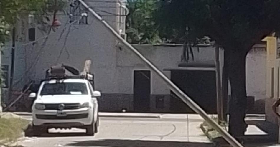 Un camioacuten cortoacute cables y derriboacute un poste de baja tensioacuten en el Bdeg Caacuteceres