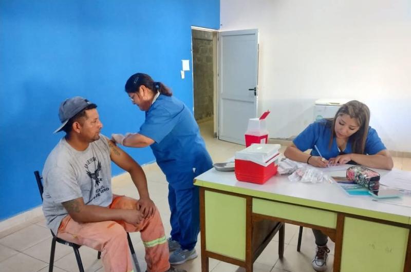 Vaccination against dengue and yellow fever continues Vaccination against dengue and yellow fever continues