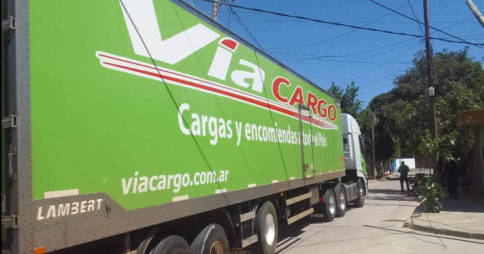 Un camioacuten cortoacute cables y derriboacute un poste de baja tensioacuten en el Bdeg Caacuteceres