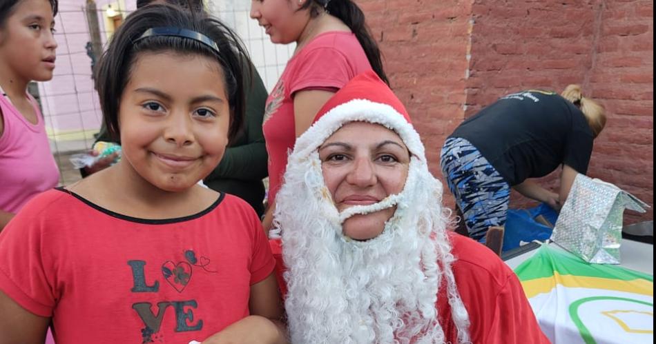 Papaacute Noel del roperito Abrigando Almas celebroacute una gran Navidad solidaria
