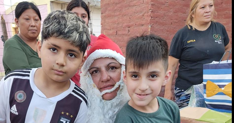 Papaacute Noel del roperito Abrigando Almas celebroacute una gran Navidad solidaria