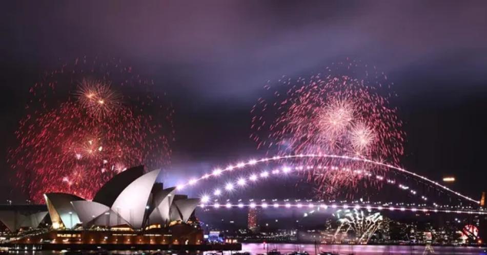VIDEO Australia recibioacute el 2025 con un show de Robbie Williams y fuegos artificiales