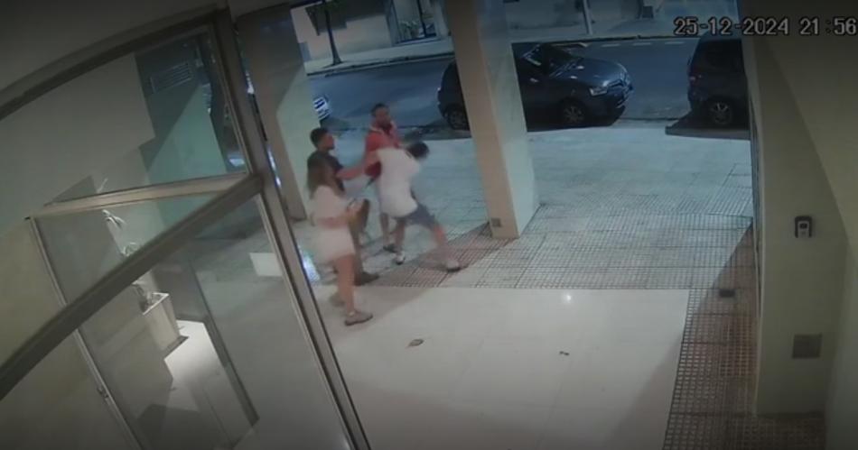 TERRIBLE VIDEO Pidioacute a su vecino que bajen la muacutesica y lo atacaron a golpes