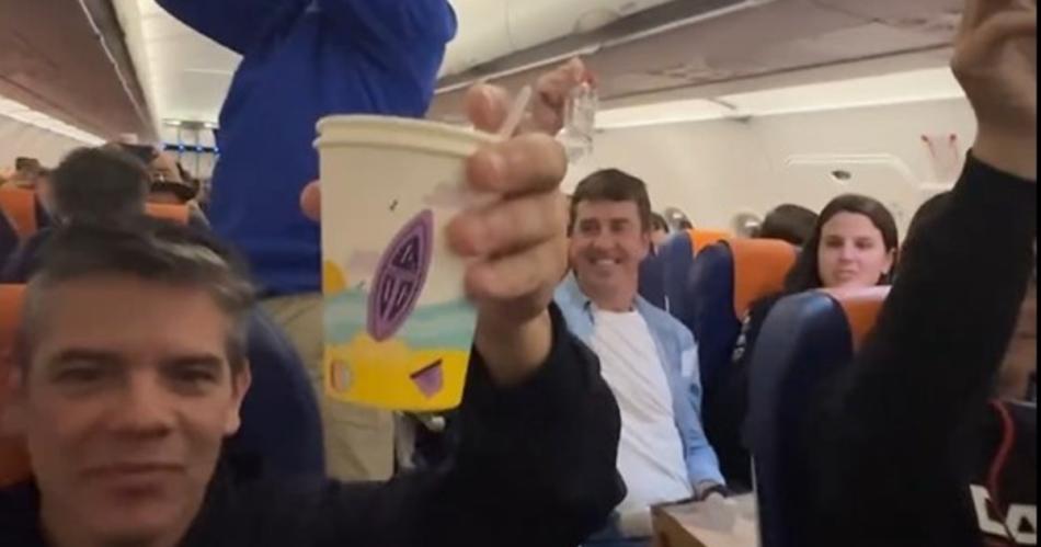 El Rally Dakar 2025 tuvo un brindis en vasos de papel