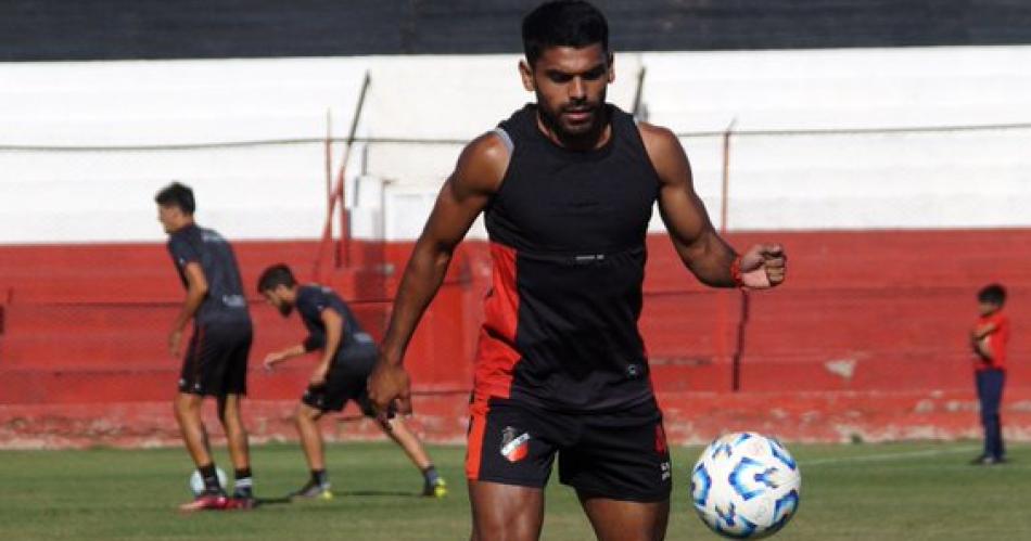 OPORTUNIDAD Santiago Moyano viene de jugar en Deportivo Maip� y se sumar� al Ferroviario