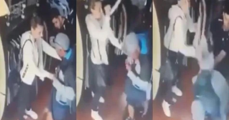 VIDEO Quiso robar un par de zapatillas y los empleados le dieron una terrible paliza
