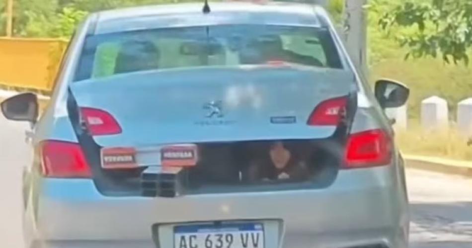 VIDEO Filman a un juez llevando a su hija en el bauacutel del auto- ahora le suspendieron la licencia