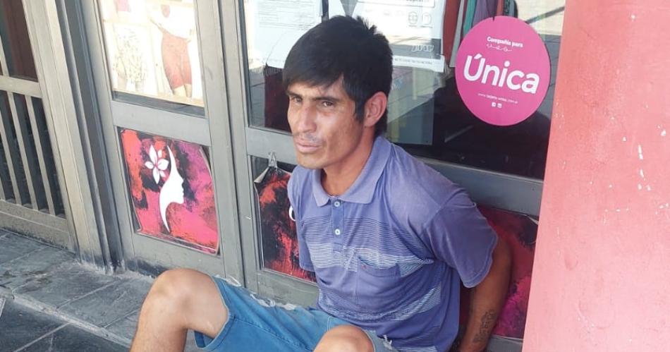 Circulaba en actitud sospechosa y al ser detenido descubren que era buscado por amenazas