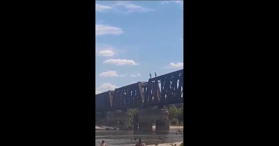 VIDEO Juegos peligrosos- joacutevenes se lanzan desde el puente de La Dormida al Riacuteo Dulce