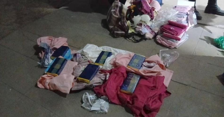 MANTAS BLANCAS- Dentro de los trapos las ciudadanas bolivianas ocultaban 11400 kilos de cocaína La misma tendría un valor cercano a los 120000000