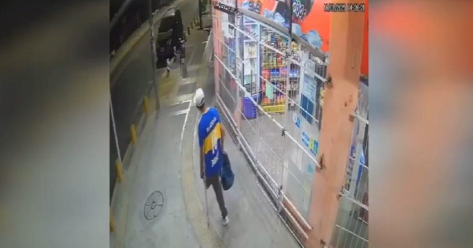 VIDEO De no creer- con una pierna amputada saltoacute una reja robo un kiosco y escapoacute
