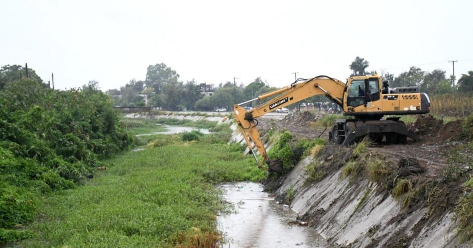 Obras puacuteblicas trabajoacute en la limpieza y mantenimiento del desaguumle de Alsina y Costanera