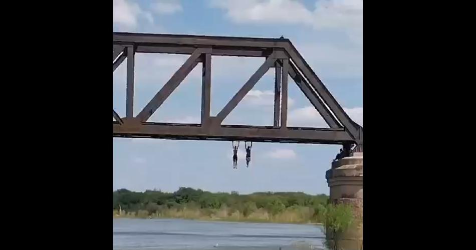 VIDEO Imprudencia extrema- maacutes joacutevenes se lanzan desde el puente de La Dormida y el video se vuelve viral