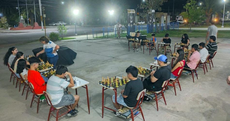 La ajedrecista internacional Claudia Amura visitoacute Antildeatuya