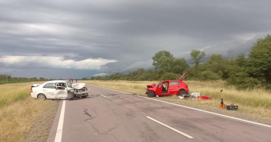 Dos vehiacuteculos chocaron de frente y sus ocupantes sufrieron heridas