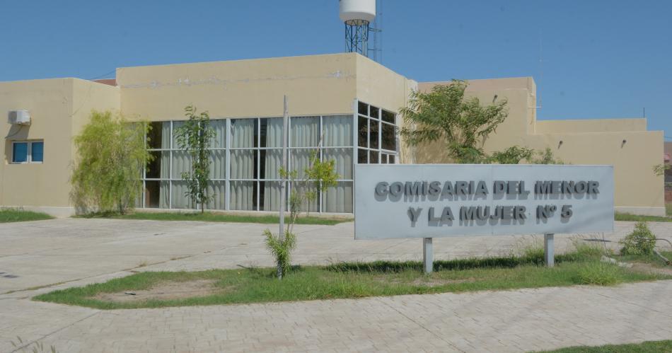 Un nintildea de 13 antildeos pidioacute ayuda cuando un pariente de su mamaacute le ofrecioacute 3000 para besarla