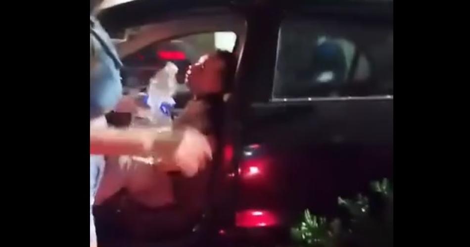 INCREIacuteBLE VIDEO Borracho al volante empezoacute a zigzaguear y terminoacute chocando violentamente
