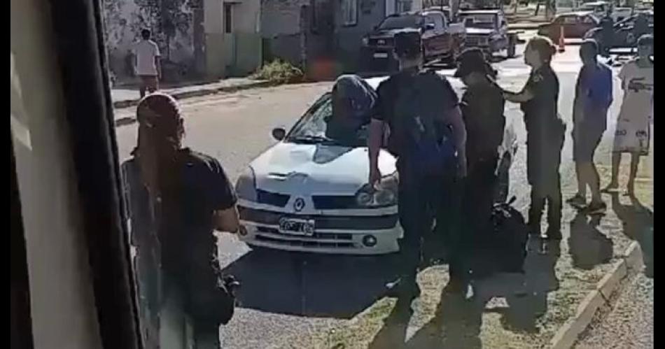 INSOacuteLITO VIDEO Menor en bicicleta fue embestido por un auto y terminoacute incrustado en el parabrisas