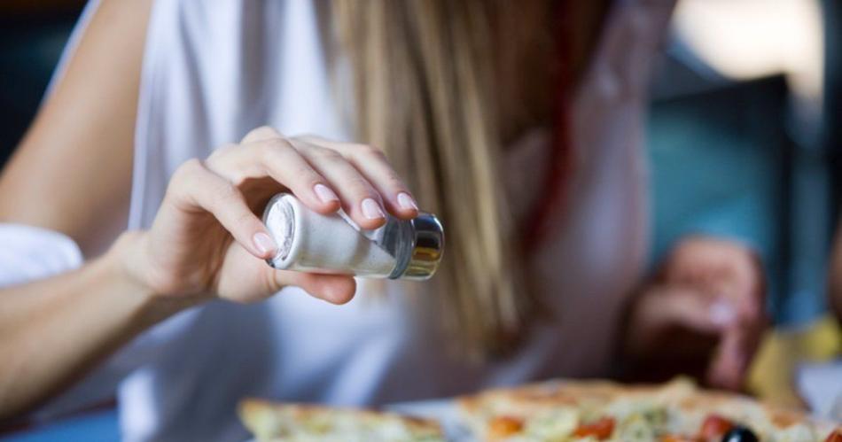 Calculan que el consumo excesivo de sal ocasiona maacutes de un milloacuten de muertes al antildeo